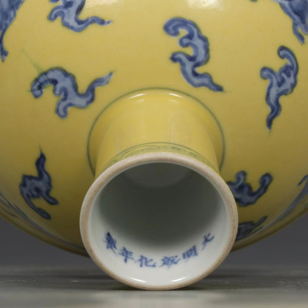 Yellow-Ground Blue and White Horse-Motif Stem Cup 058